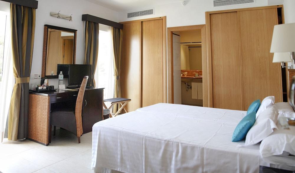Hotel Apartamentos Cala Сантаний Екстериор снимка
