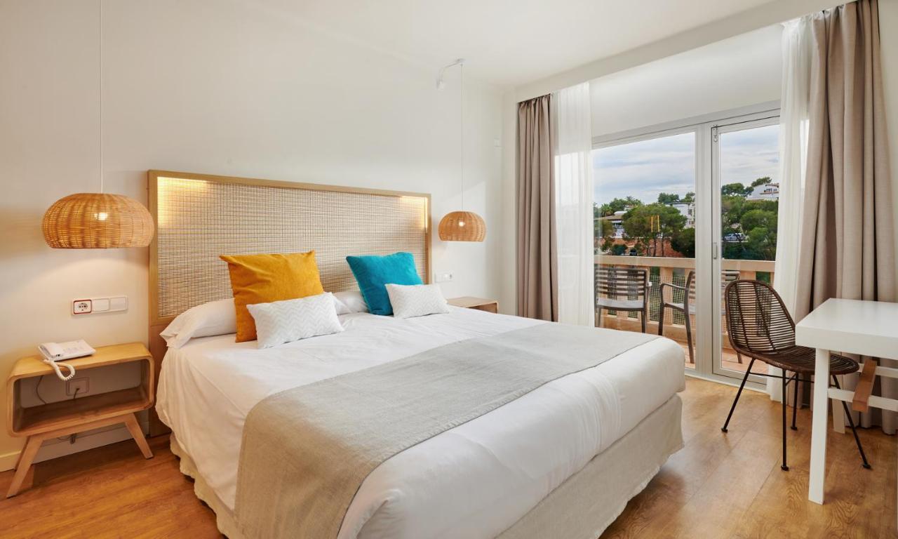 Hotel Apartamentos Cala Сантаний Екстериор снимка