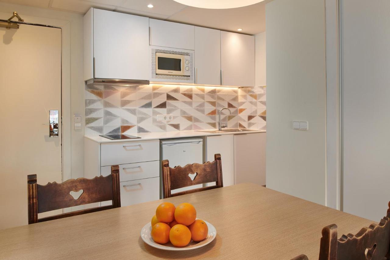Hotel Apartamentos Cala Сантаний Екстериор снимка