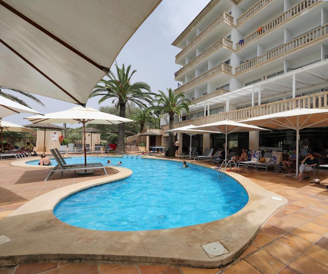 Hotel Apartamentos Cala Сантаний Екстериор снимка
