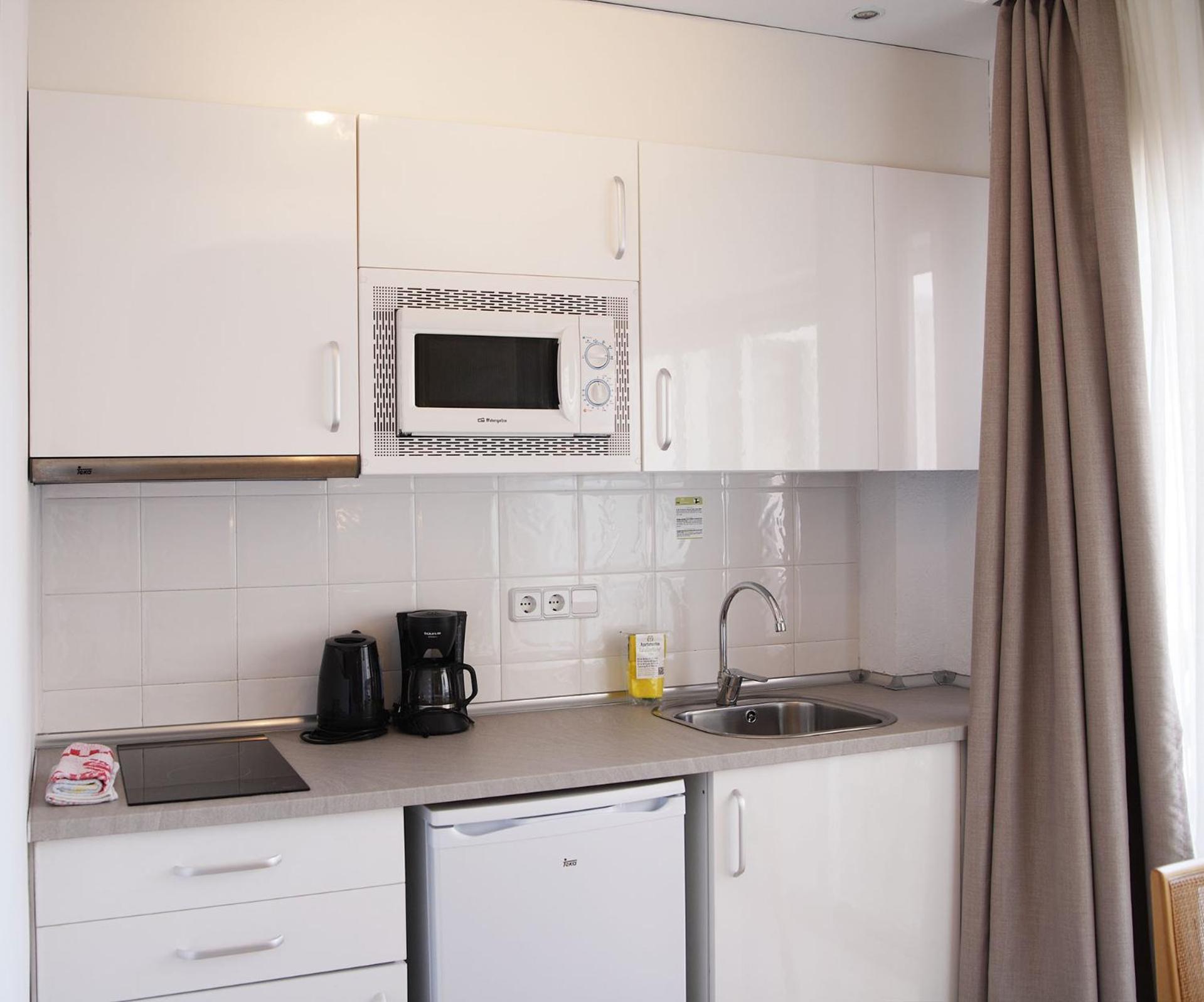 Hotel Apartamentos Cala Сантаний Екстериор снимка