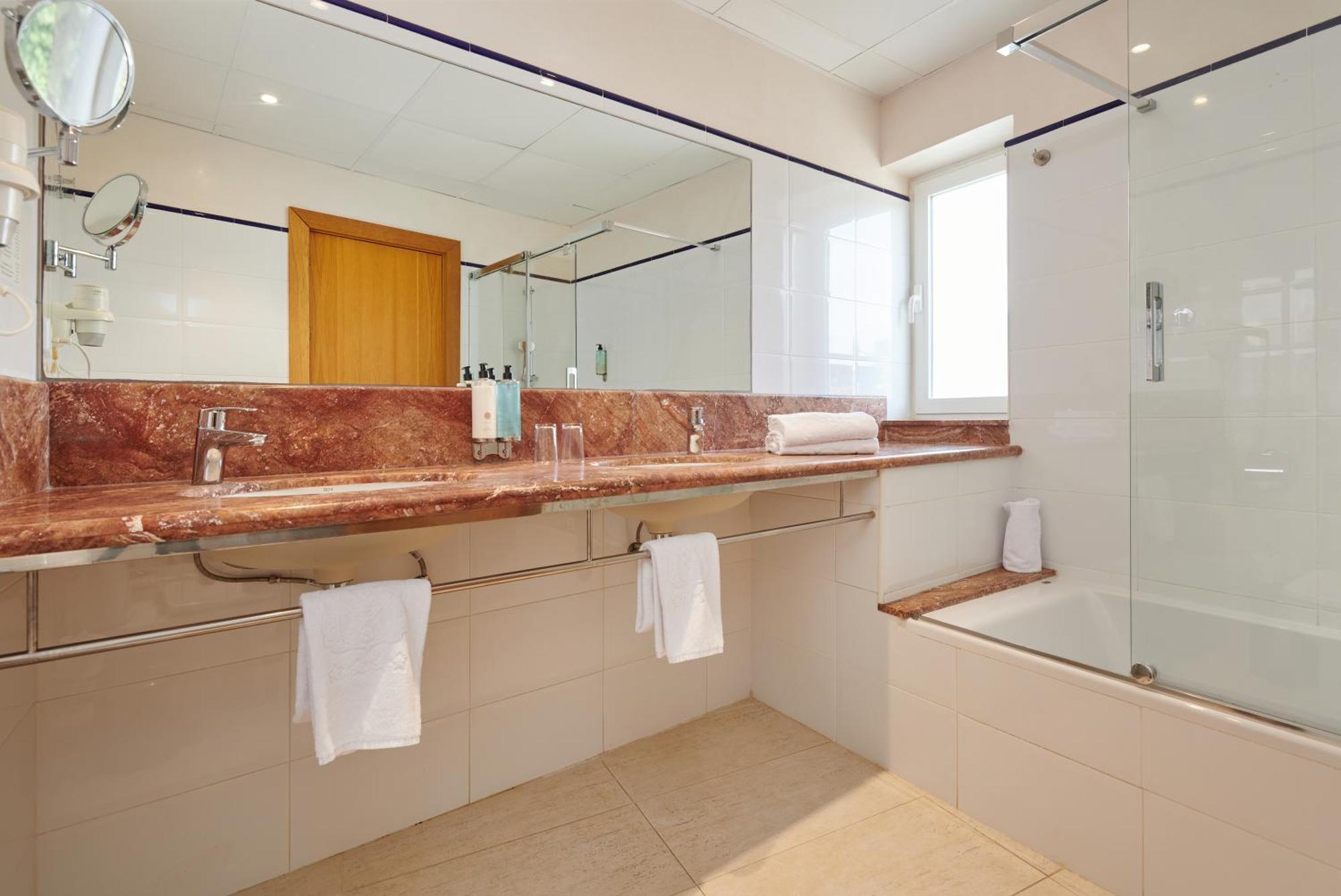 Hotel Apartamentos Cala Сантаний Екстериор снимка