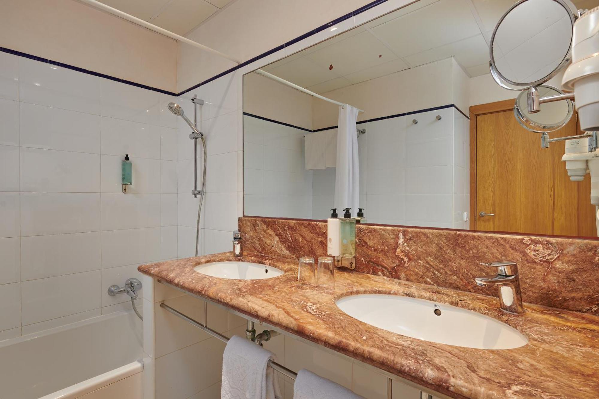 Hotel Apartamentos Cala Сантаний Екстериор снимка