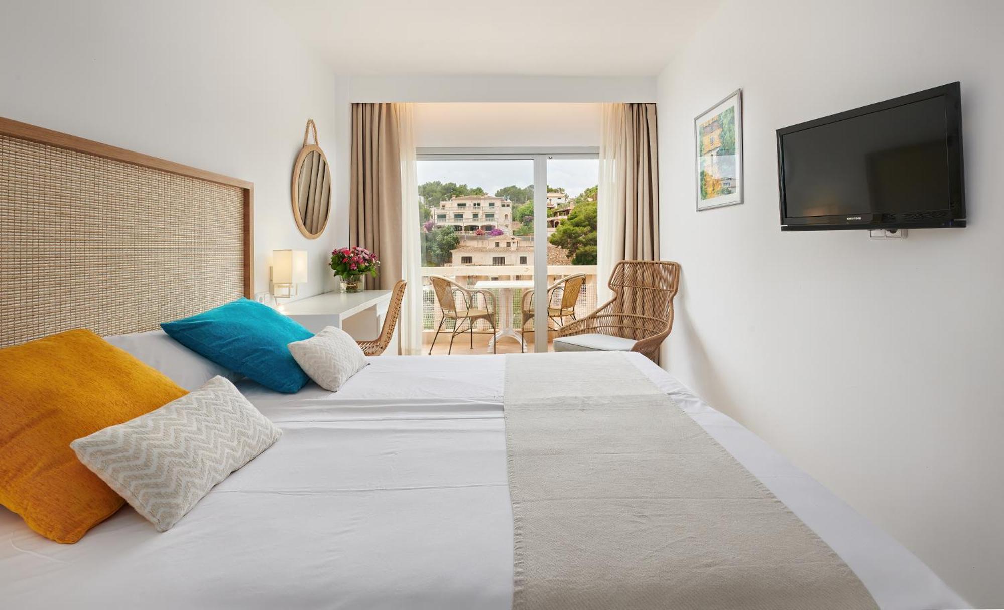 Hotel Apartamentos Cala Сантаний Екстериор снимка