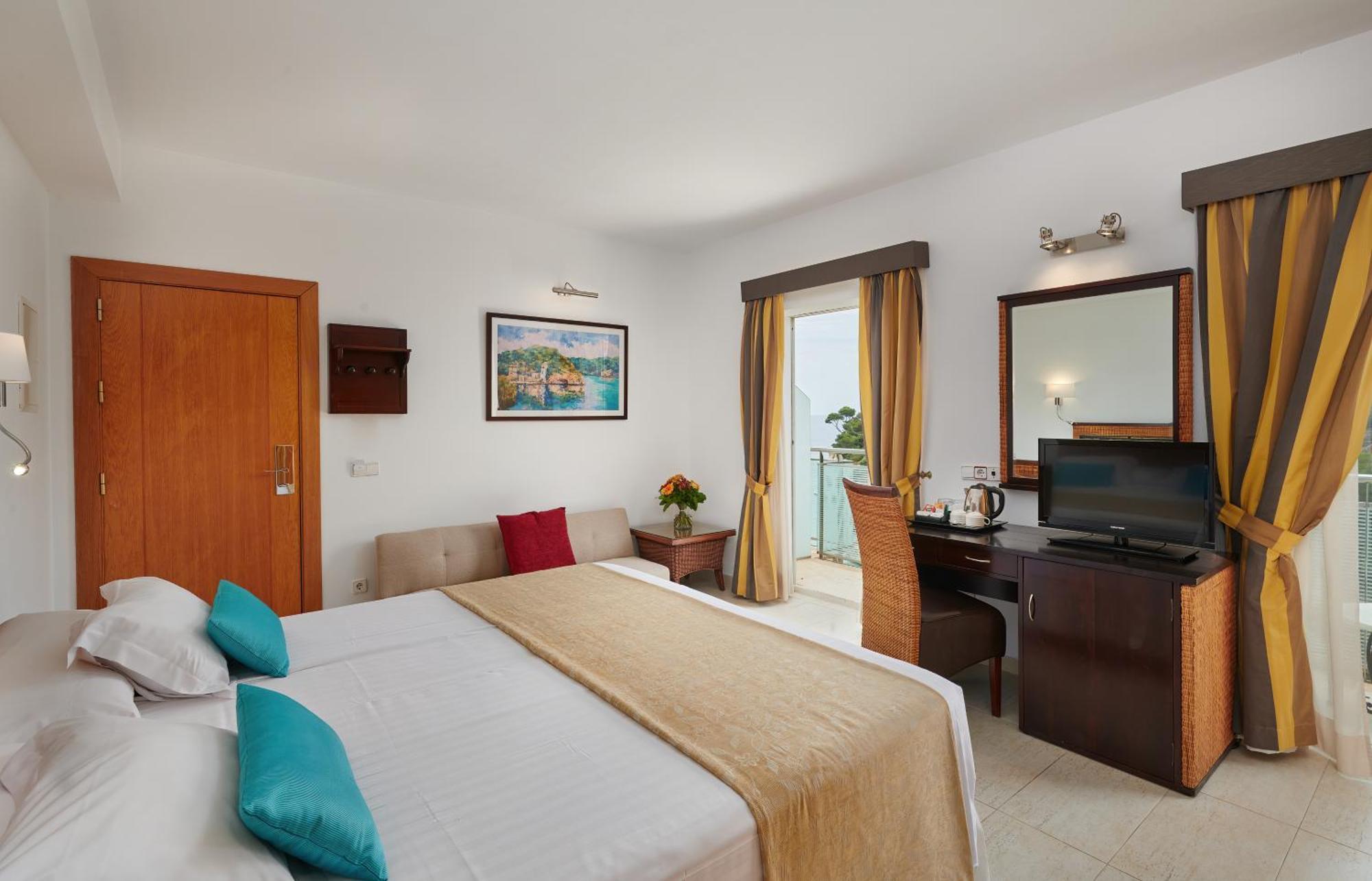 Hotel Apartamentos Cala Сантаний Екстериор снимка