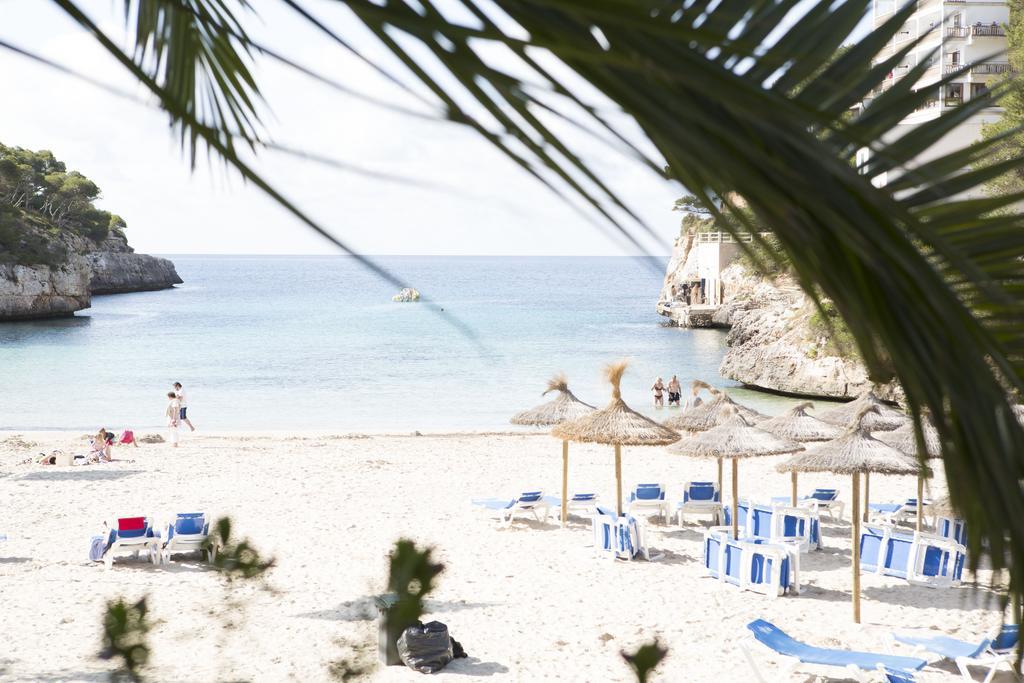 Hotel Apartamentos Cala Сантаний Екстериор снимка