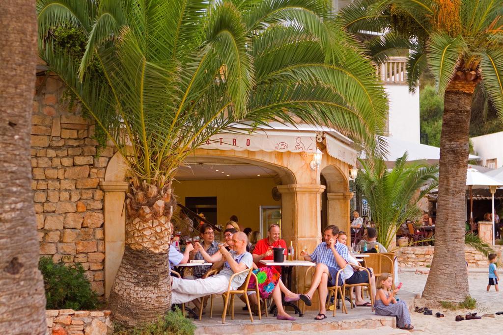 Hotel Apartamentos Cala Сантаний Екстериор снимка