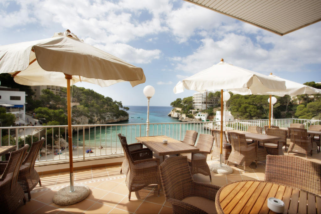 Hotel Apartamentos Cala Сантаний Екстериор снимка