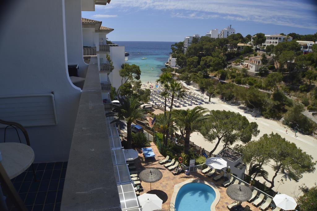 Hotel Apartamentos Cala Сантаний Екстериор снимка