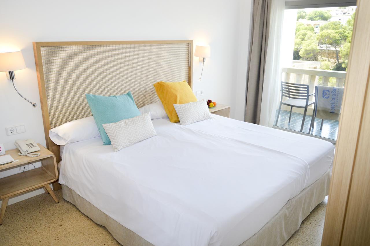 Hotel Apartamentos Cala Сантаний Екстериор снимка