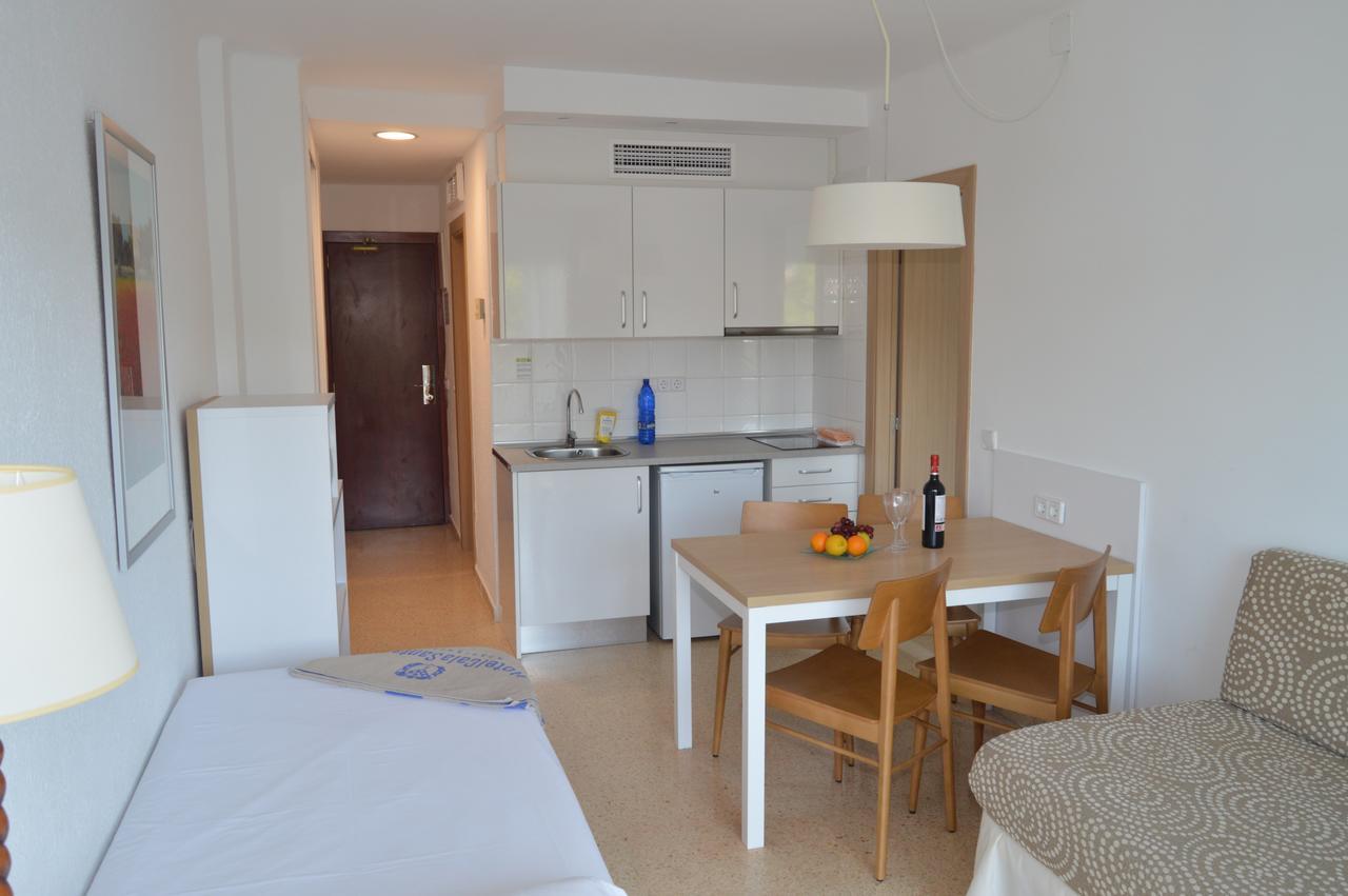 Hotel Apartamentos Cala Сантаний Екстериор снимка