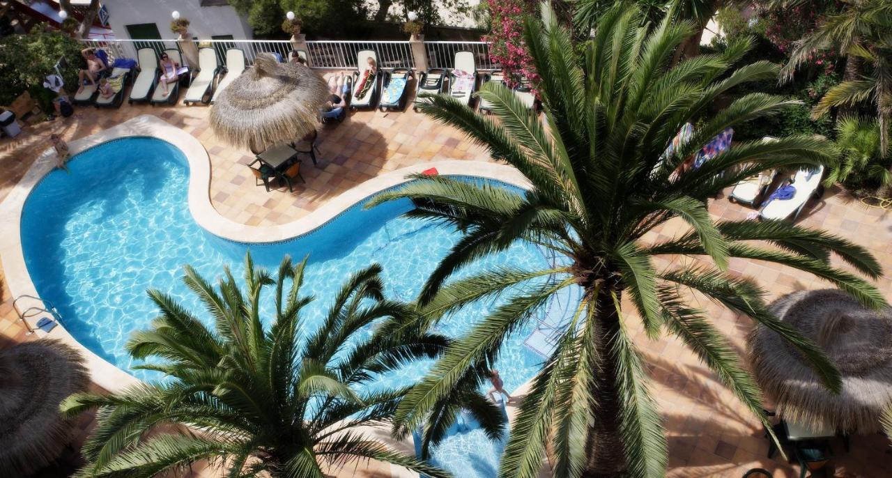 Hotel Apartamentos Cala Сантаний Екстериор снимка